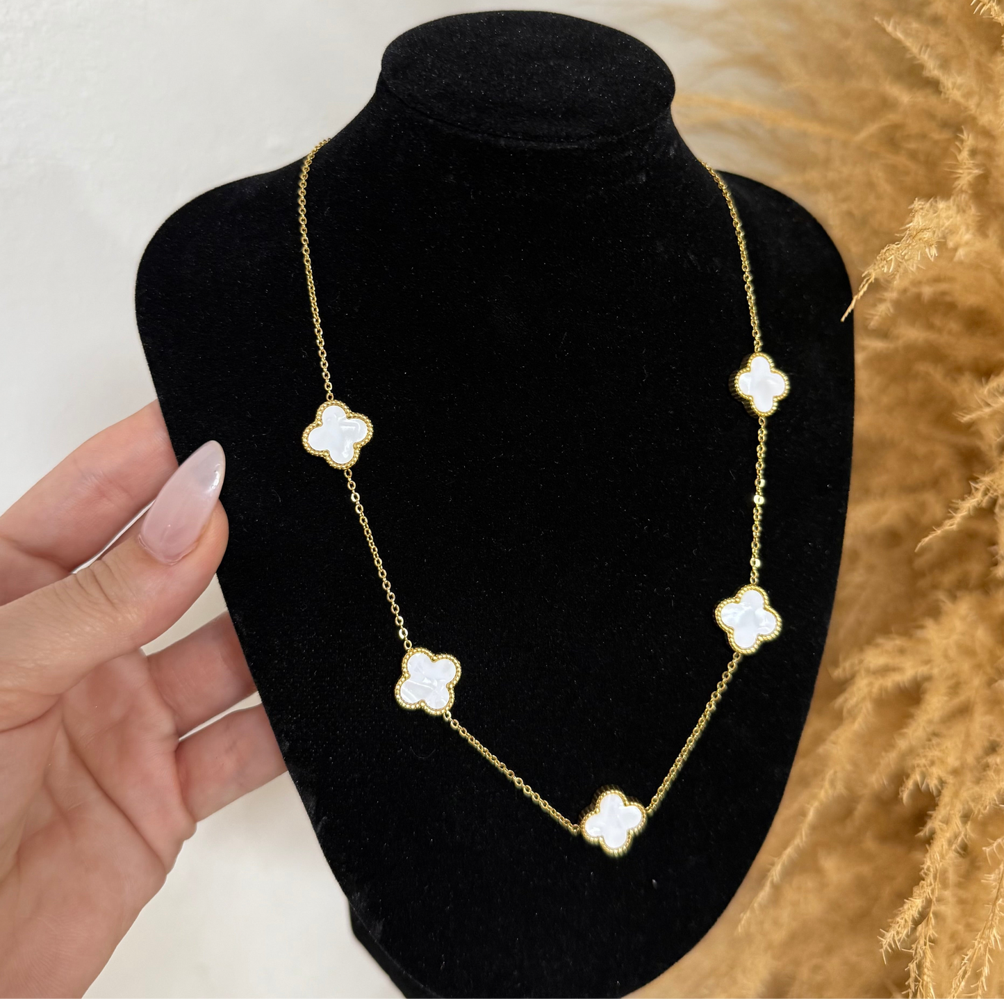 5 Clover Necklace (White)