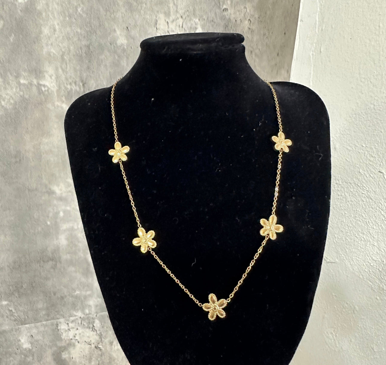 5 Flower Necklace Gold